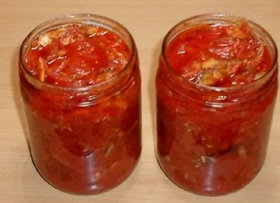 Килька или мойва в томатном соусе с овощами